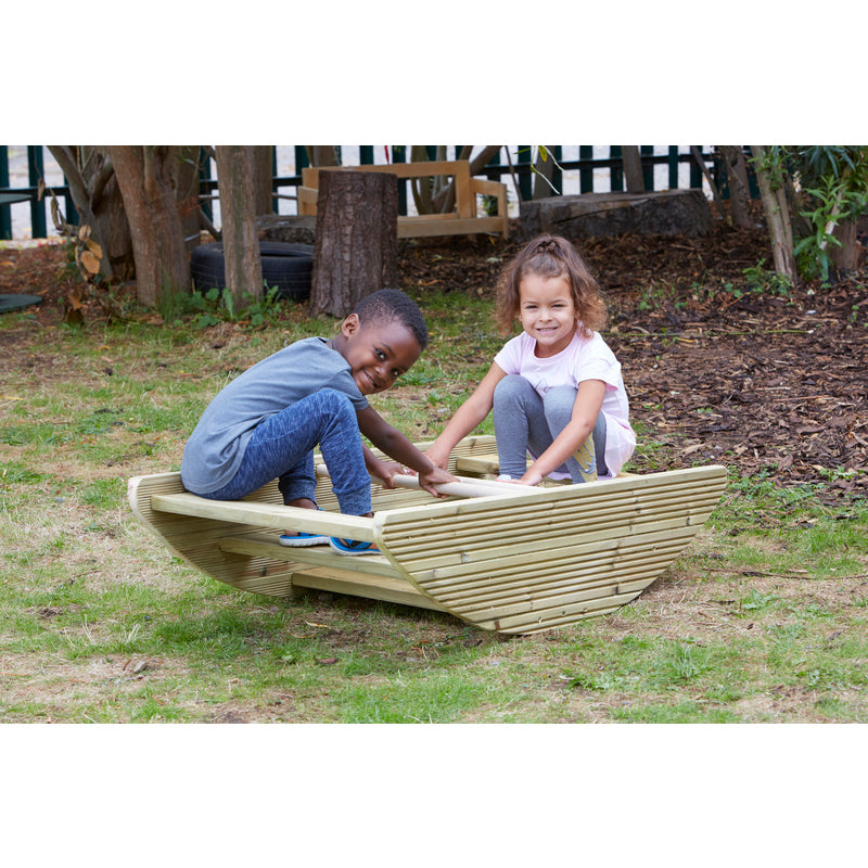 Outdoor-Schaukelboot und Stufen